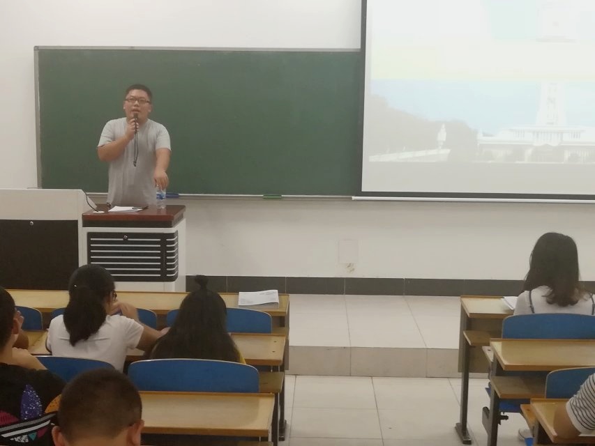 1537497198150579.jpg 学生手册2.jpg